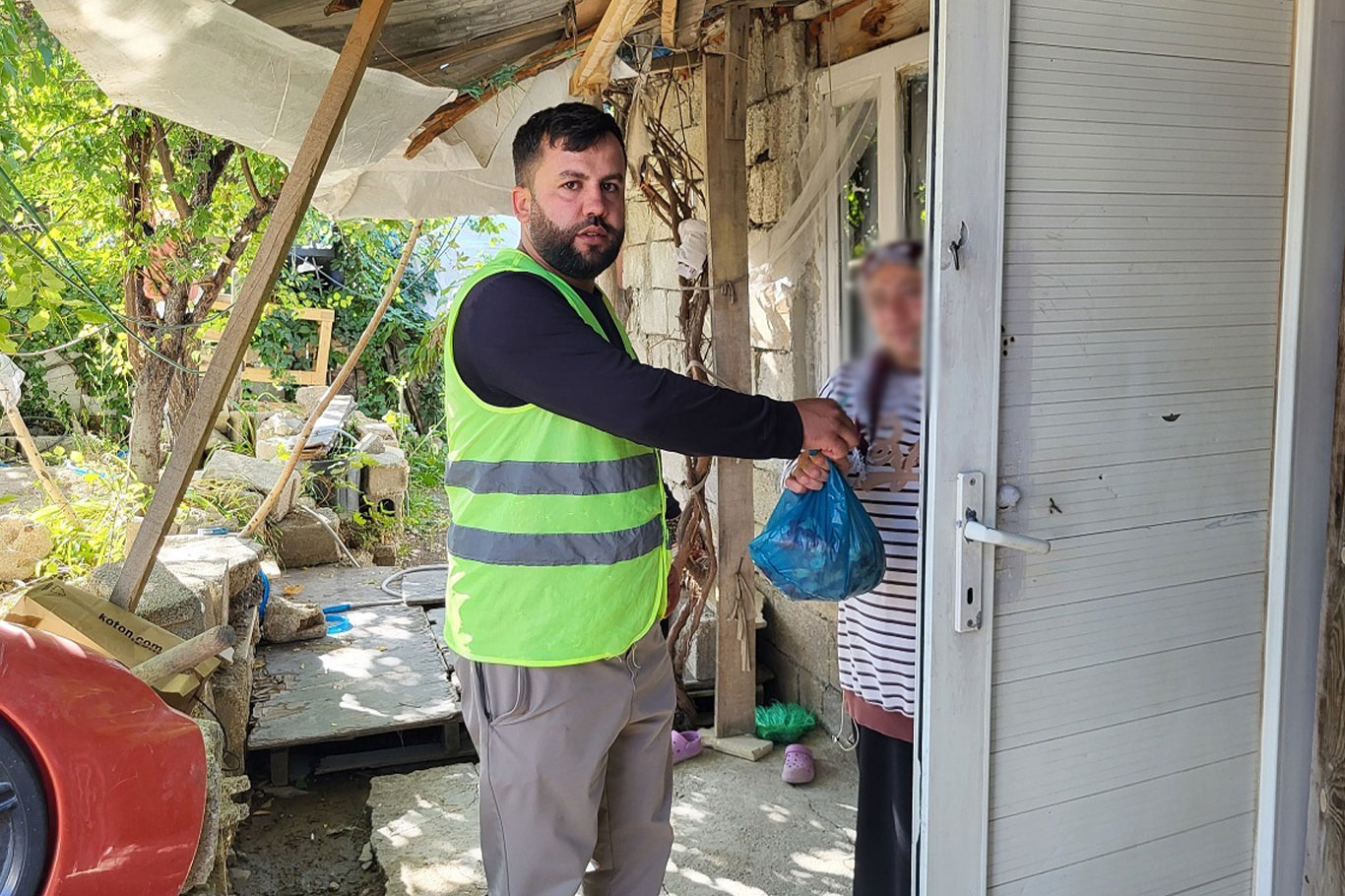 Umut Kervanı Van'da adak kurbanlarının etlerini ihtiyaç sahiplerine ulaştırdı