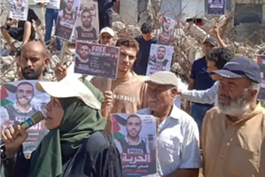 من فوق ركام منزلها في غزة.. عائلة عياش تطالب بالإفراج عن الصحفي مصطفى عياش