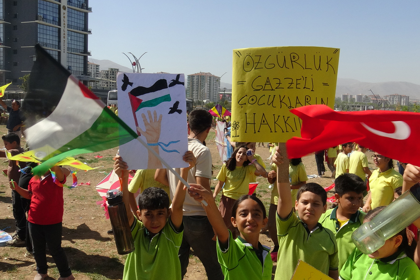 Malatya'da Gazzeli çocuklar için uçurtmalar gökyüzüne bırakıldı