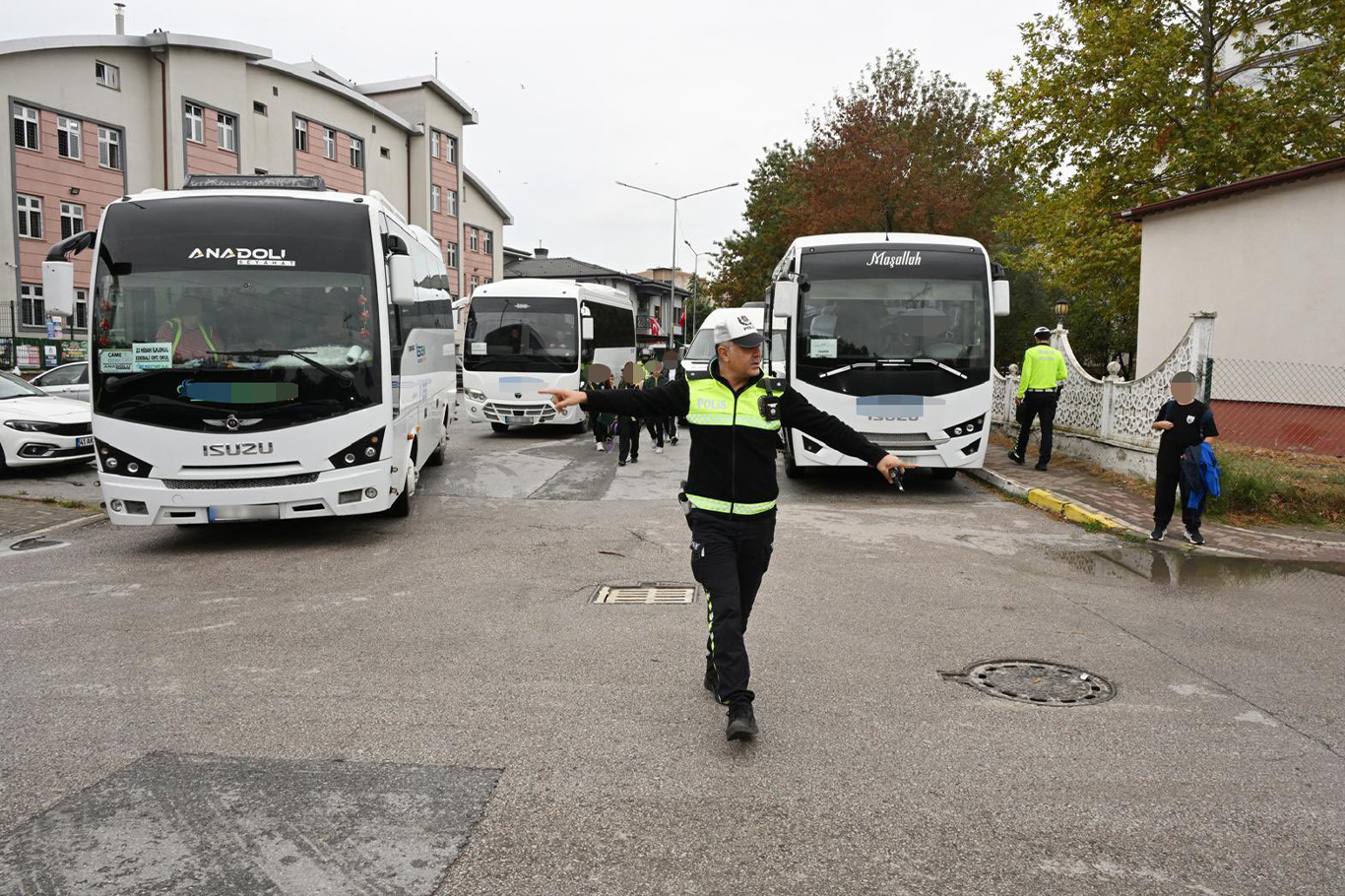 Kocaeli'de okul ve yurt çevrelerinde denetim: 13 aranan şahıs hakkında işlem yapıldı