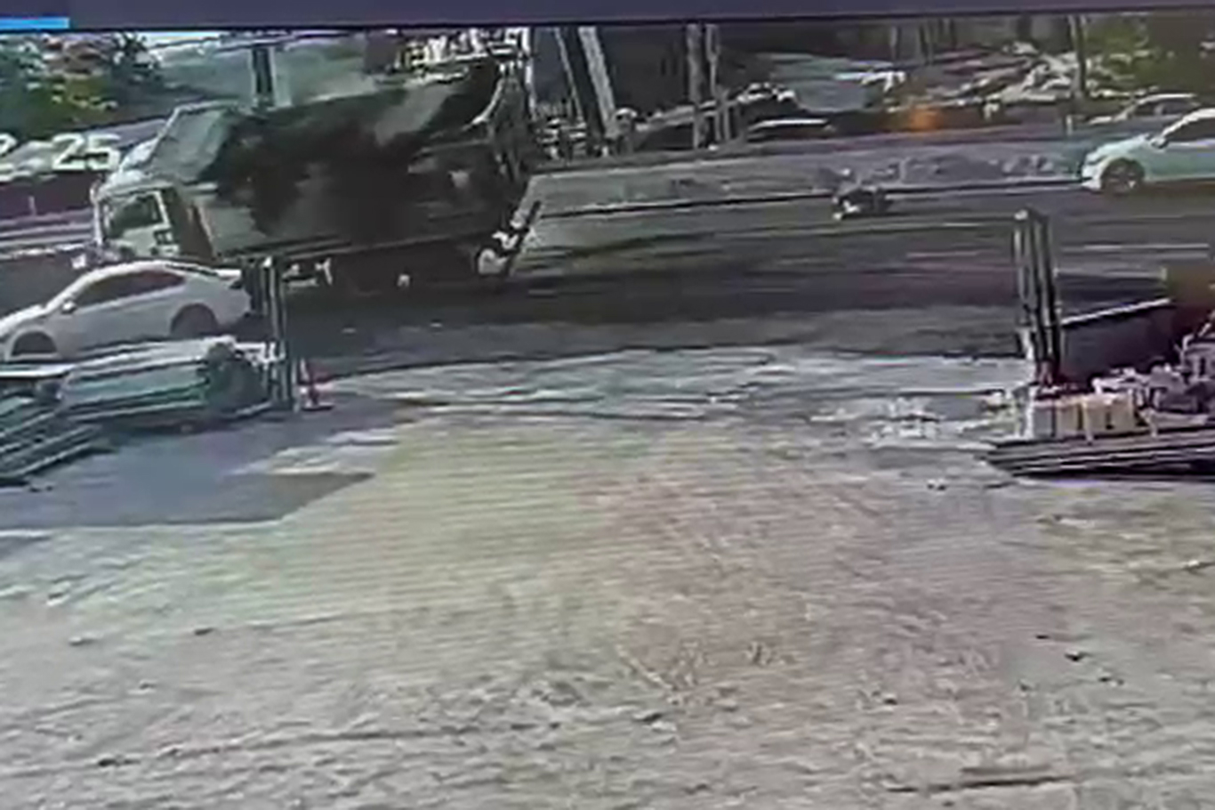Kamyonun yayaya çarparak ağır yaraladığı kaza anı kamerada