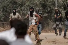 إصابة 5 فلسطينيين..المستوطنون الصهاينة يهاجمون مركبة فلسطينية في رام الله