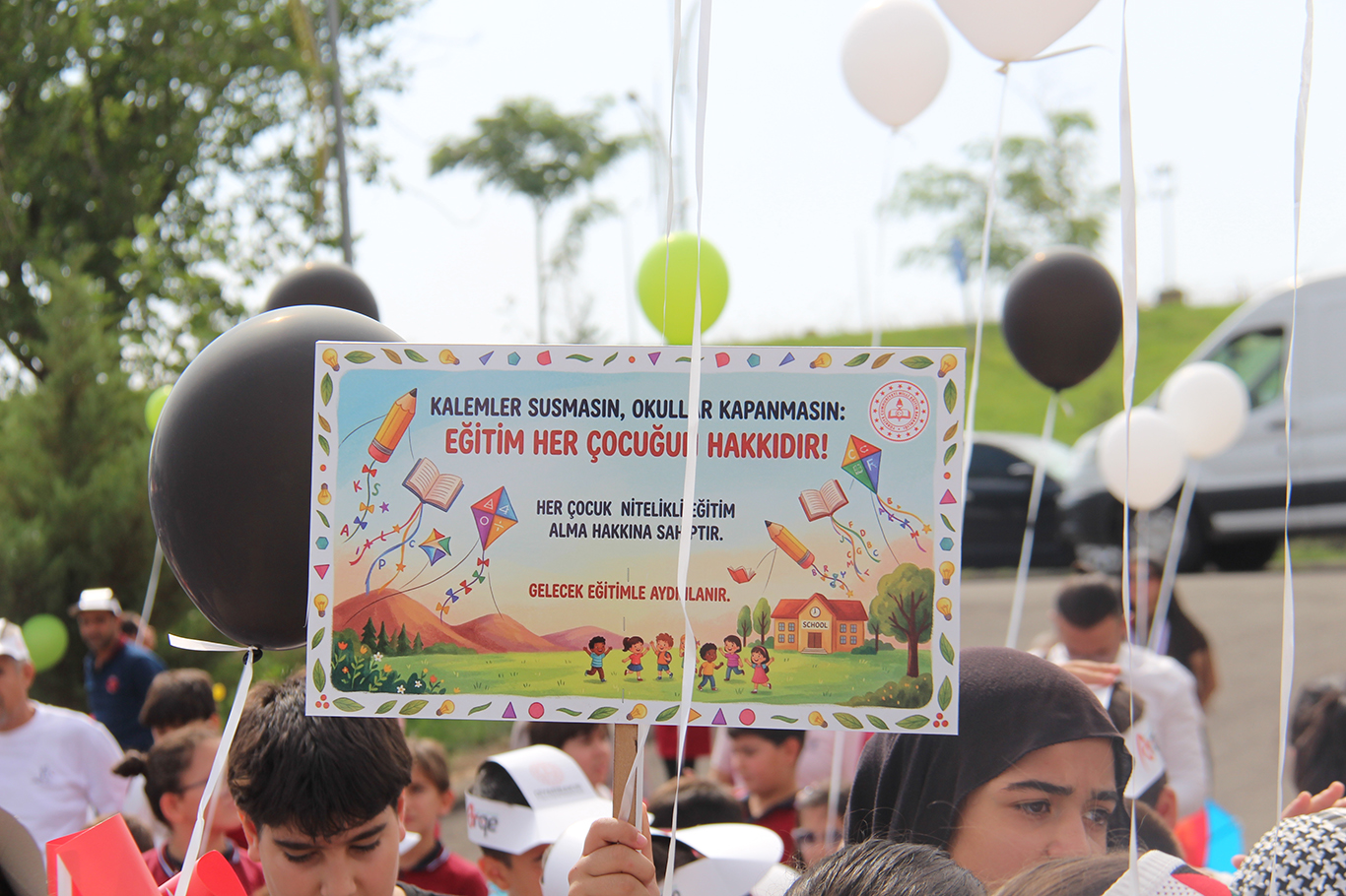 Diyarbakır'da Gazze için uçurtmalar gökyüzüne yükseldi