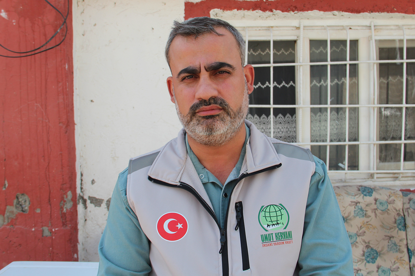 Umut Kervanı, evi yanan aileye ev eşyası ve gıda yardımında bulundu