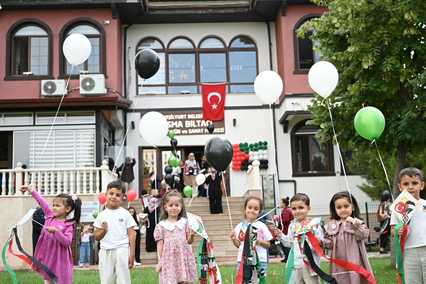 Uçurtmalar Gazze'deki çocuklar için gökyüzüne yükseldi
