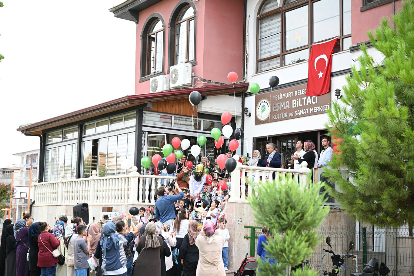 Uçurtmalar Gazze'deki çocuklar için gökyüzüne yükseldi