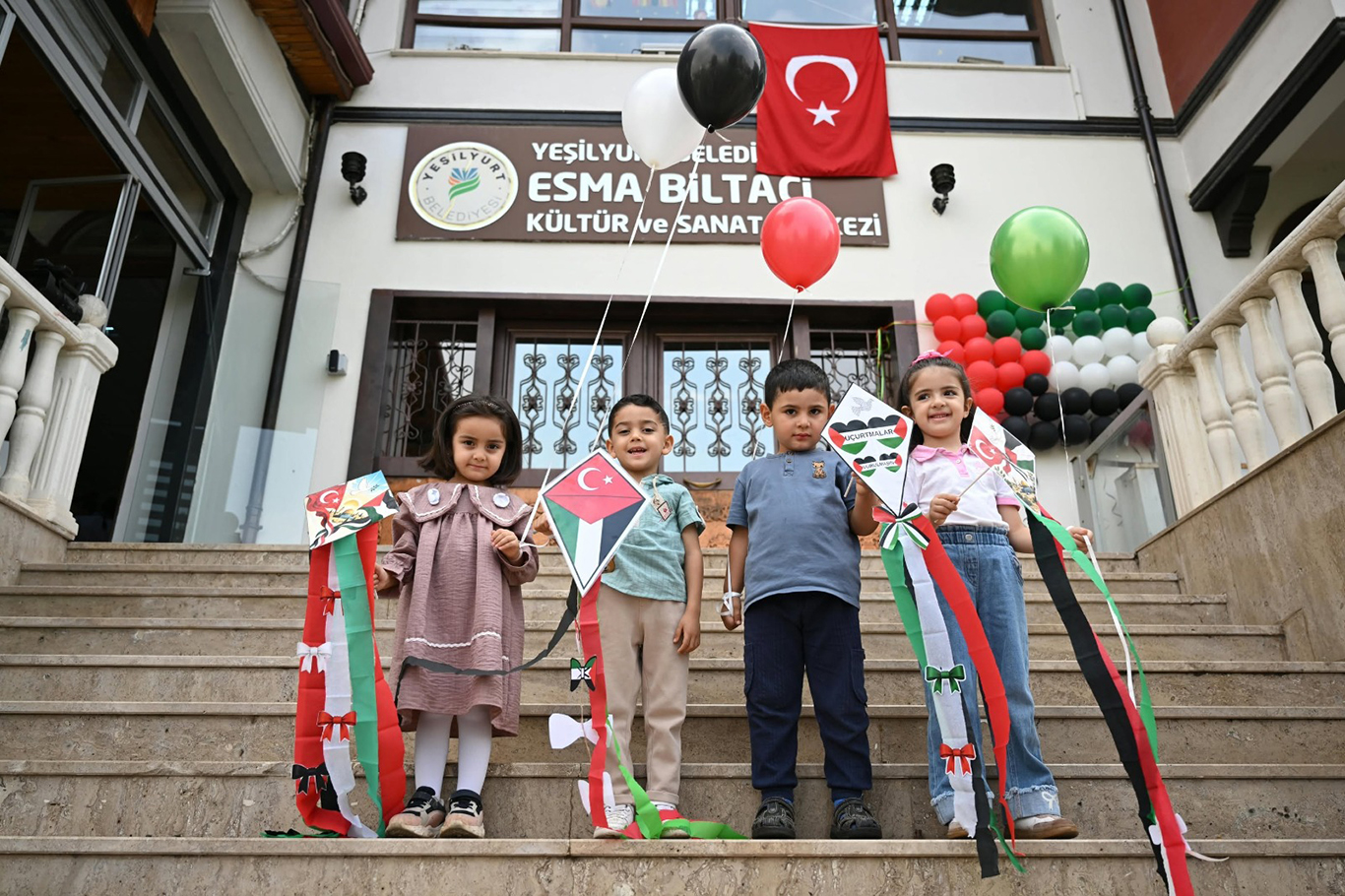 Uçurtmalar Gazze'deki çocuklar için gökyüzüne yükseldi