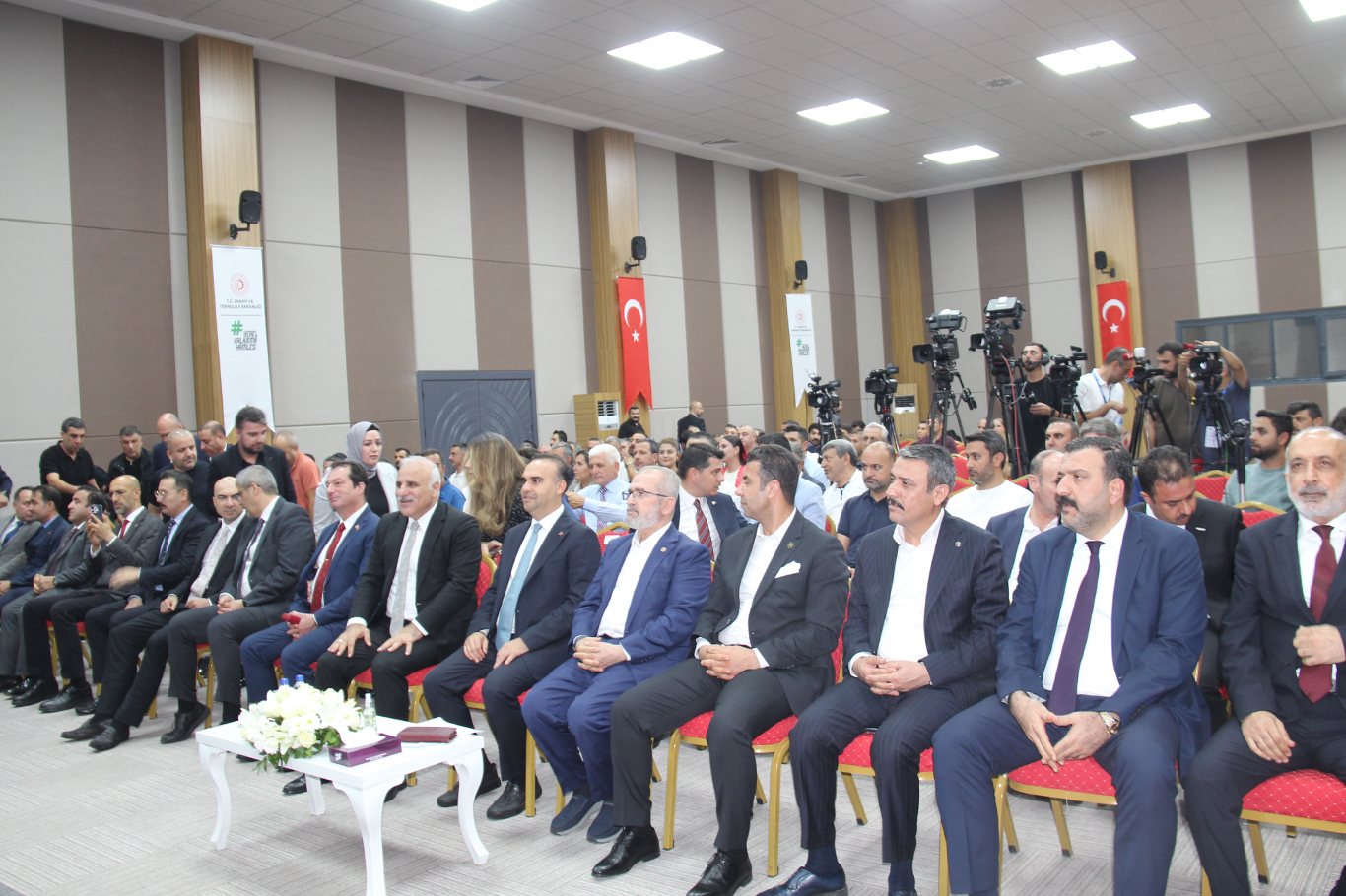 Bakan Kacır Diyarbakır'da 20 projeyi açıkladı: 177 milyarlık yatırım, 141 bin istihdam