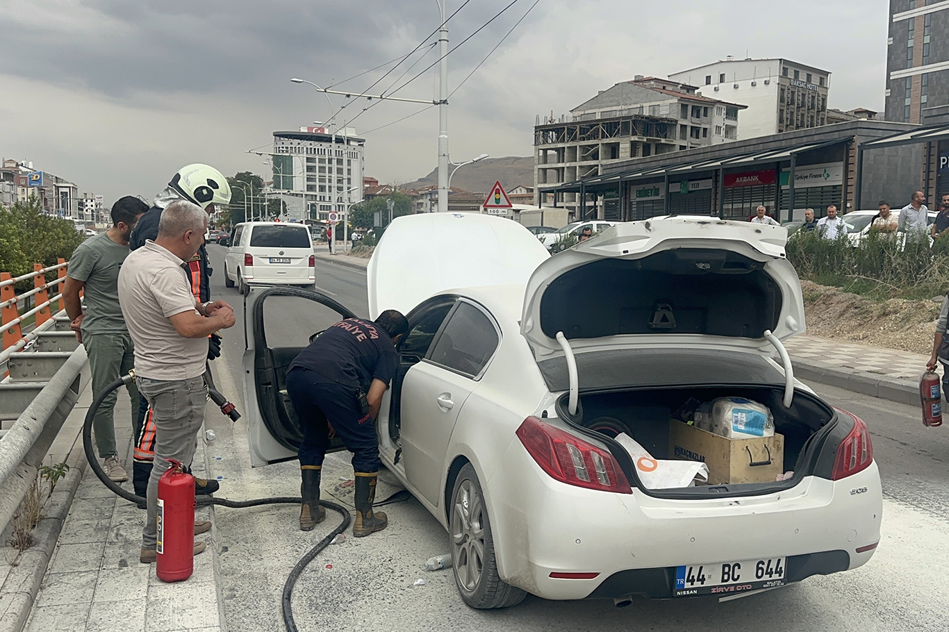 Malatya'da seyir halindeki otomobil aniden alev aldı