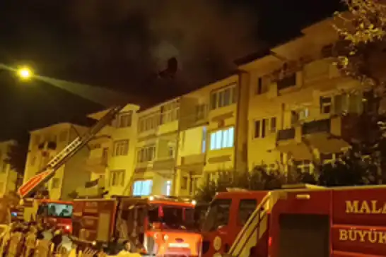 Malatya'da 4 katlı binanın çatısında yangın