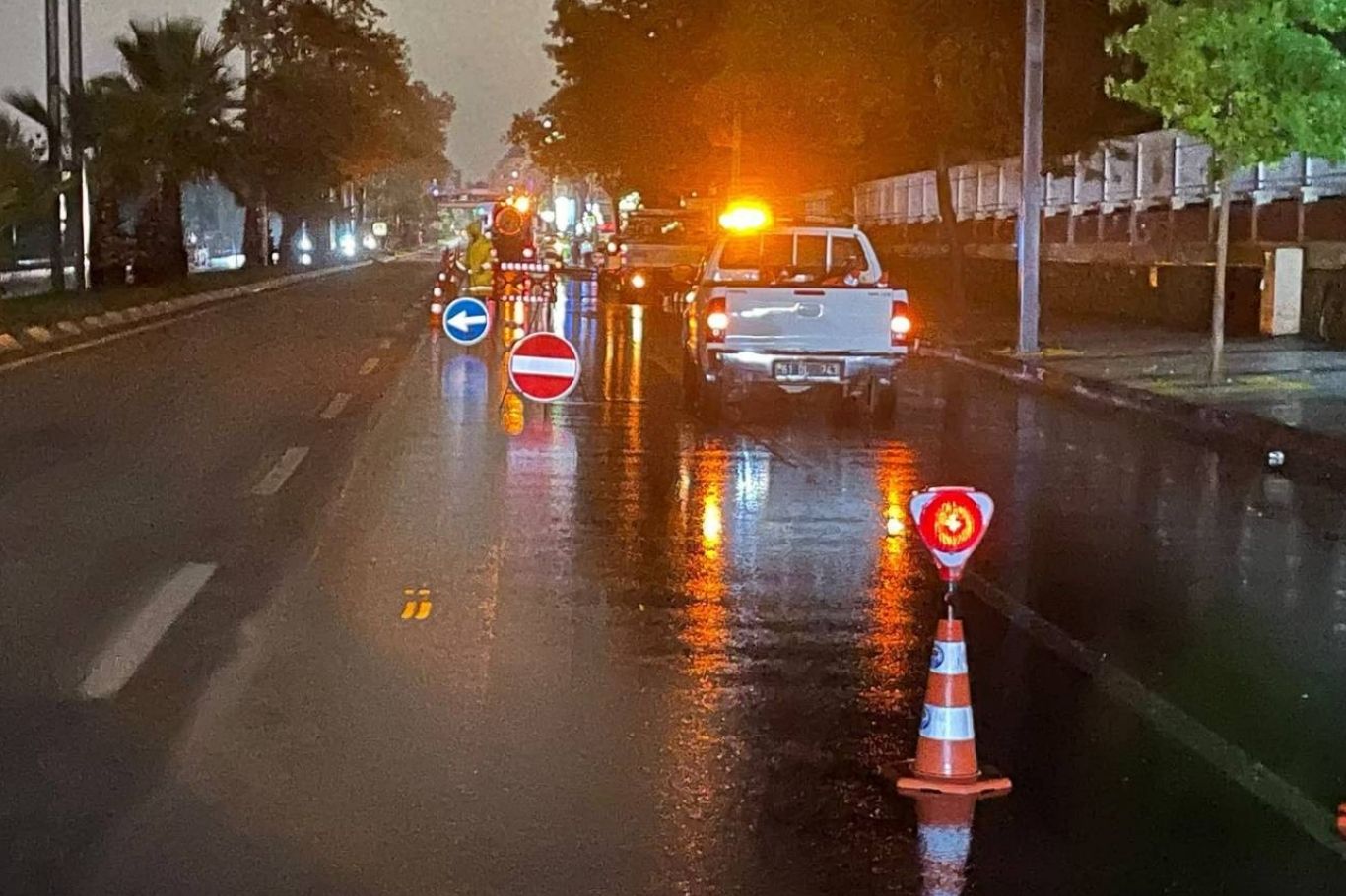 Trabzon'da sağanak ulaşımda aksamalara neden oldu