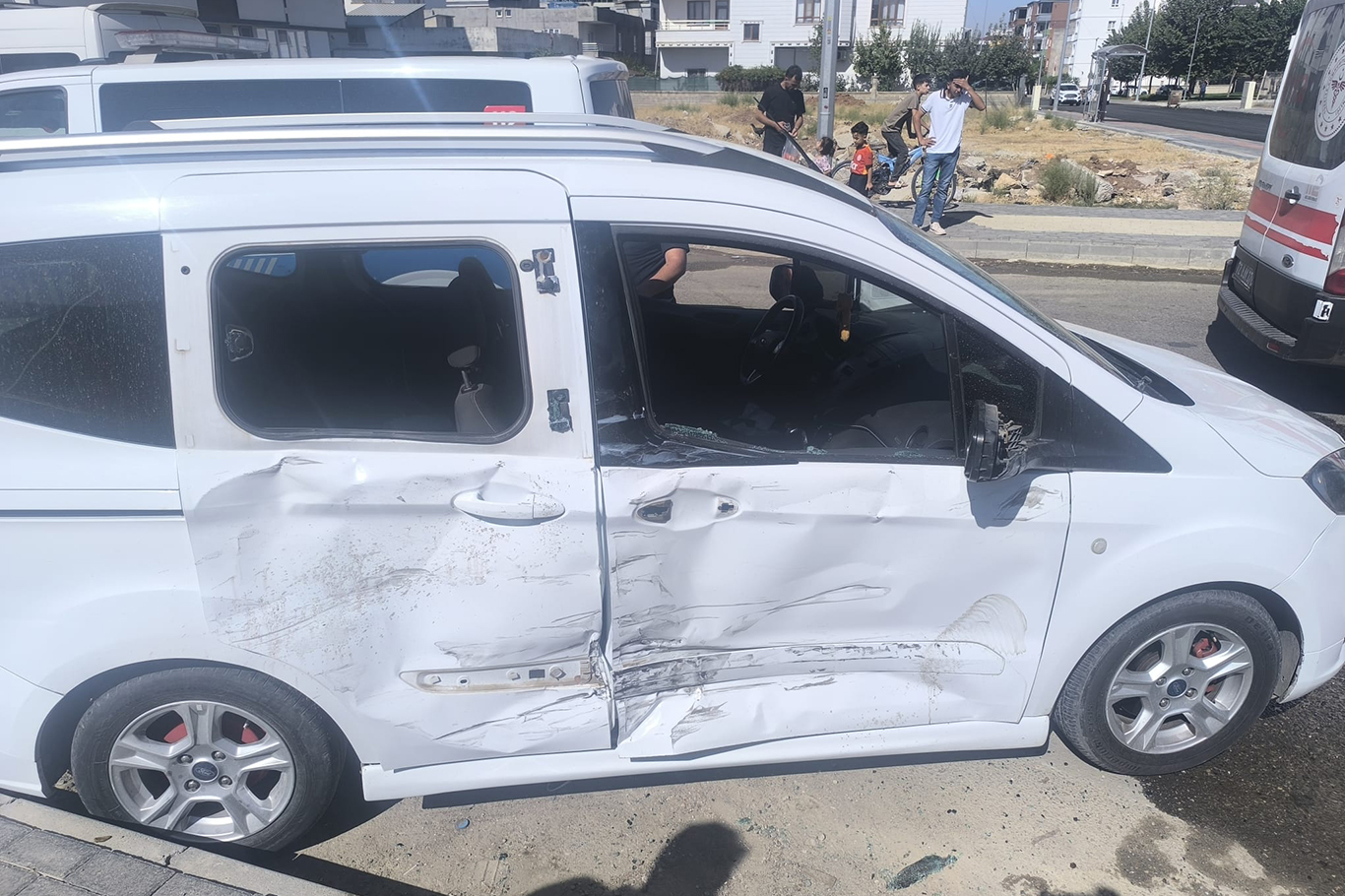 Batman'da minibüs ile hafif ticari araç çarpıştı: Bir yaralı