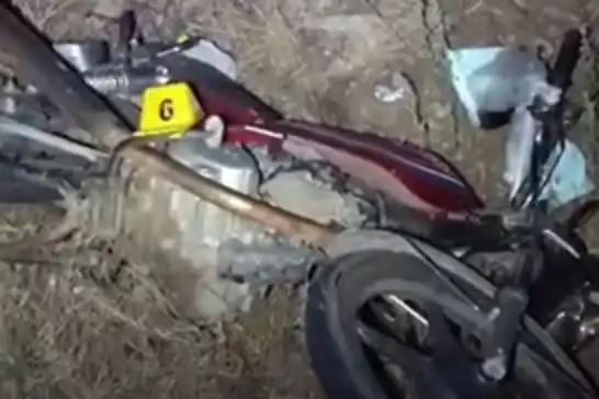 Ödemiş'te otomobil yol kenarındaki motosikletliye çarptı: Bir ölü