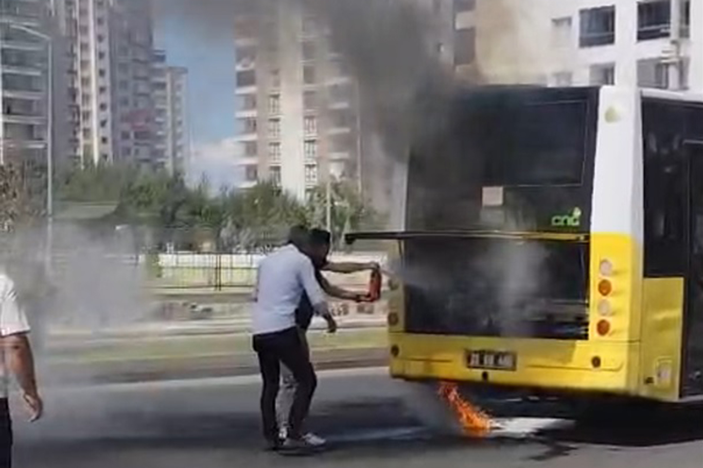 Diyarbakır’da belediye otobüsü alev alev yandı!