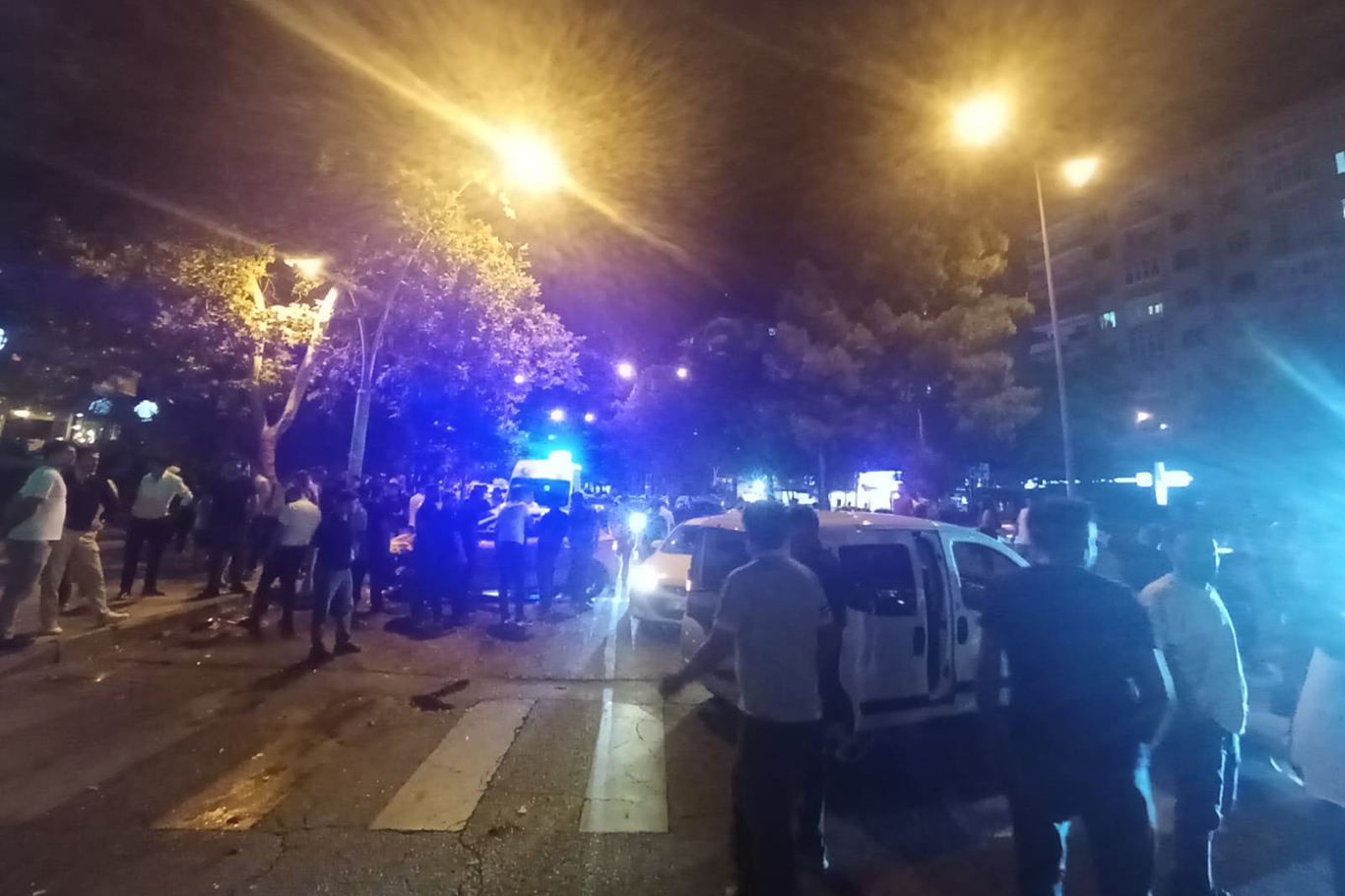 Diyarbakır'da 3 araç birbirine girdi: 1'i ağır 5 yaralı 