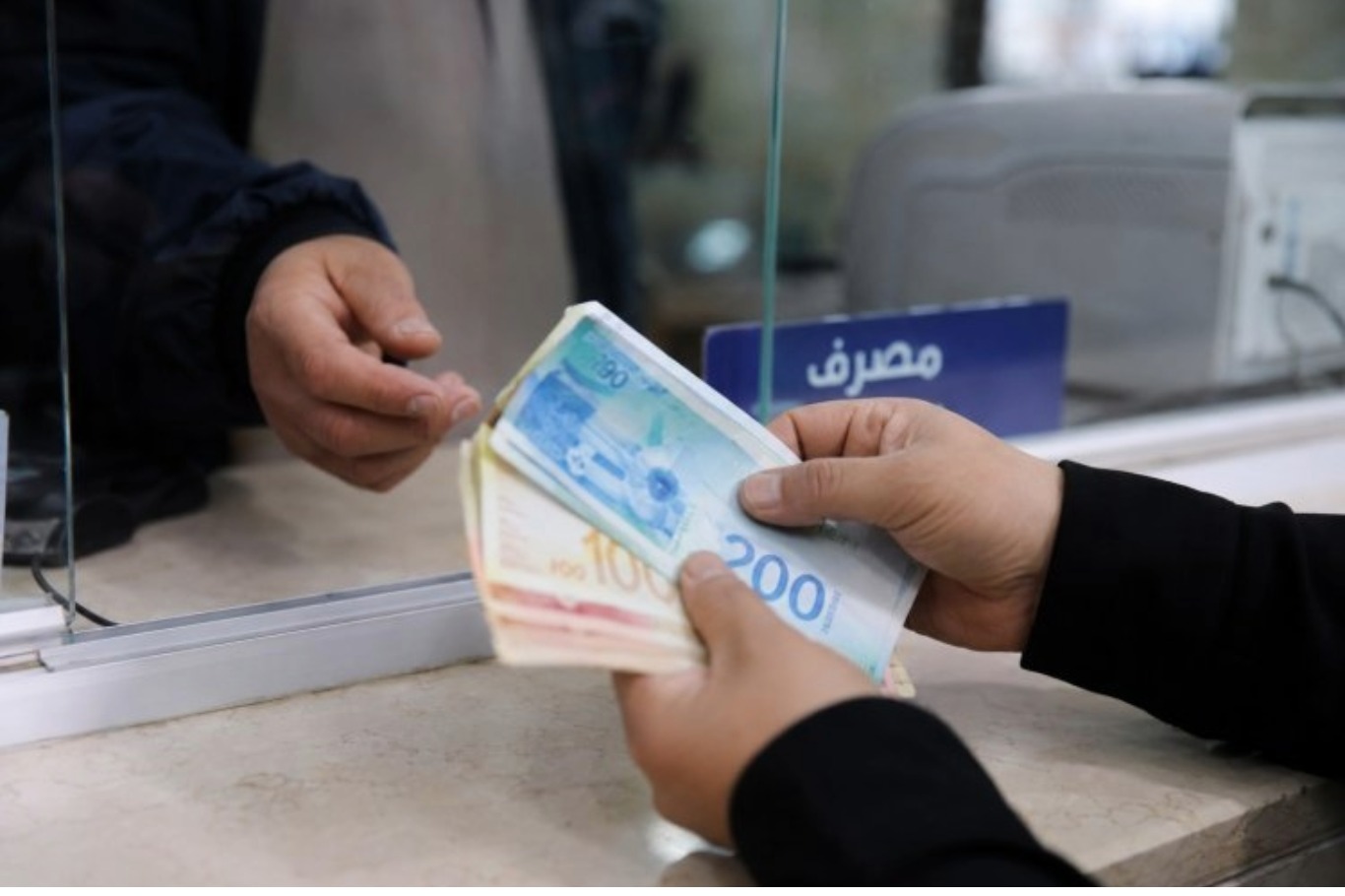 من البنوك إلى الضرائب والجمارك.. الاحتلال يواصل إحكام قبضته على الاقتصاد الفلسطيني