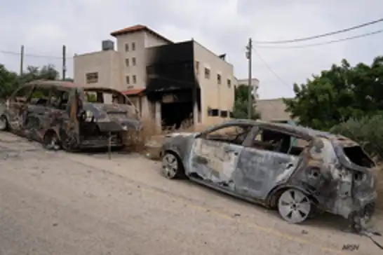 قوات الاحتلال تقتحم منازل وتعتقل فلسطينيين وتحرق مركباتهم في الضفة الغربية