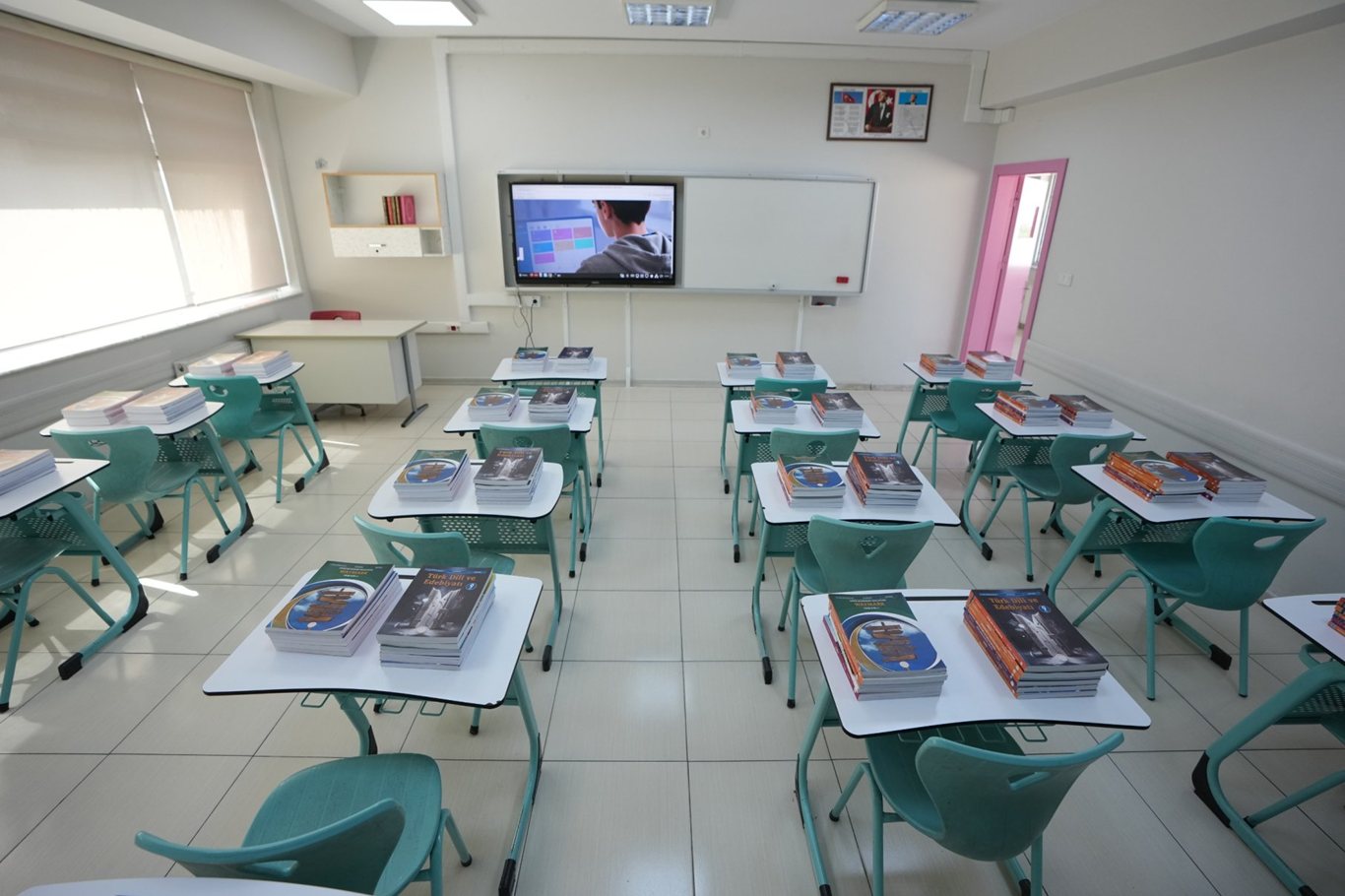 Ücretsiz ders kitapları, sıralardaki yerini almaya başladı