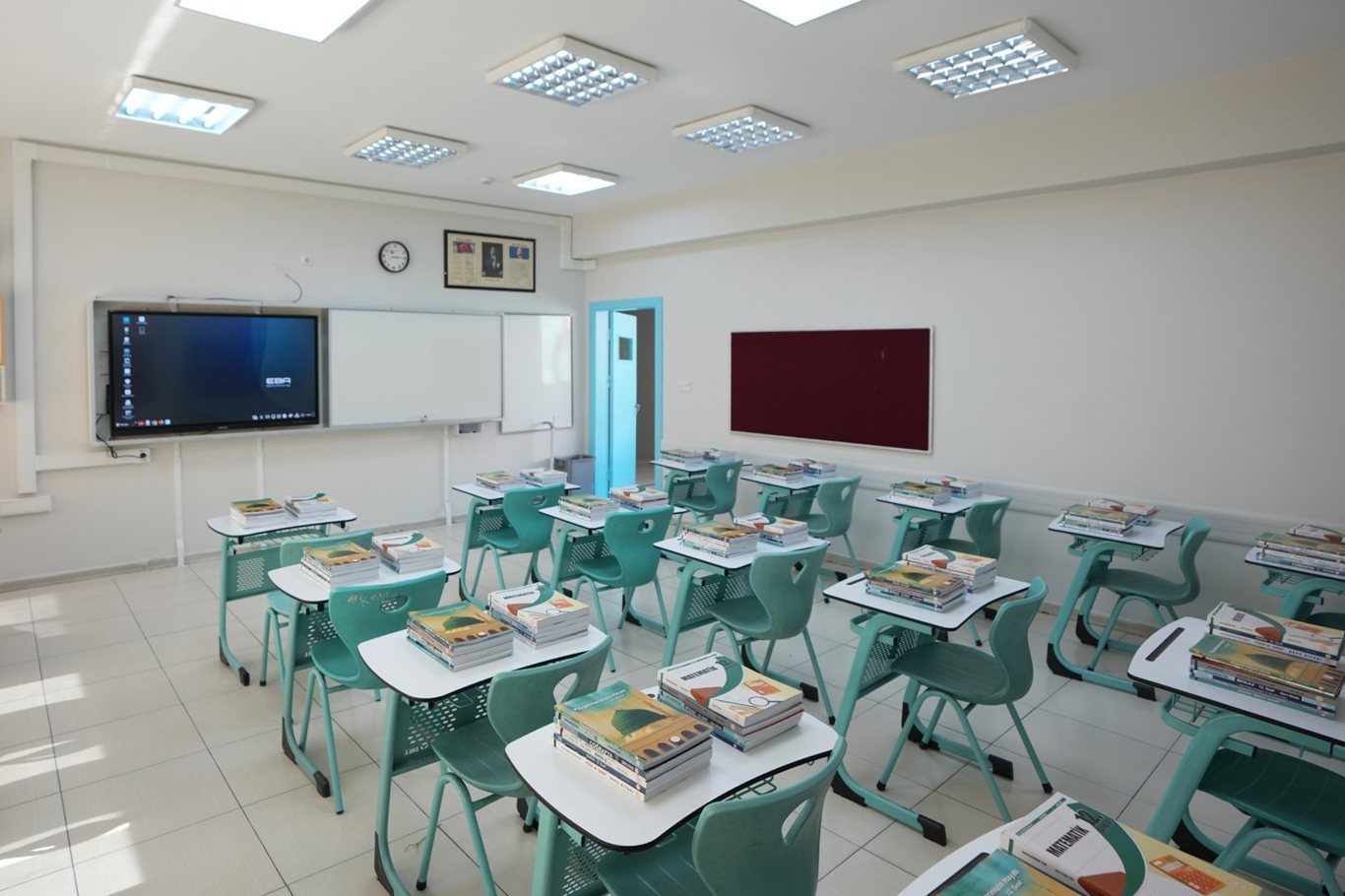 Ücretsiz ders kitapları, sıralardaki yerini almaya başladı