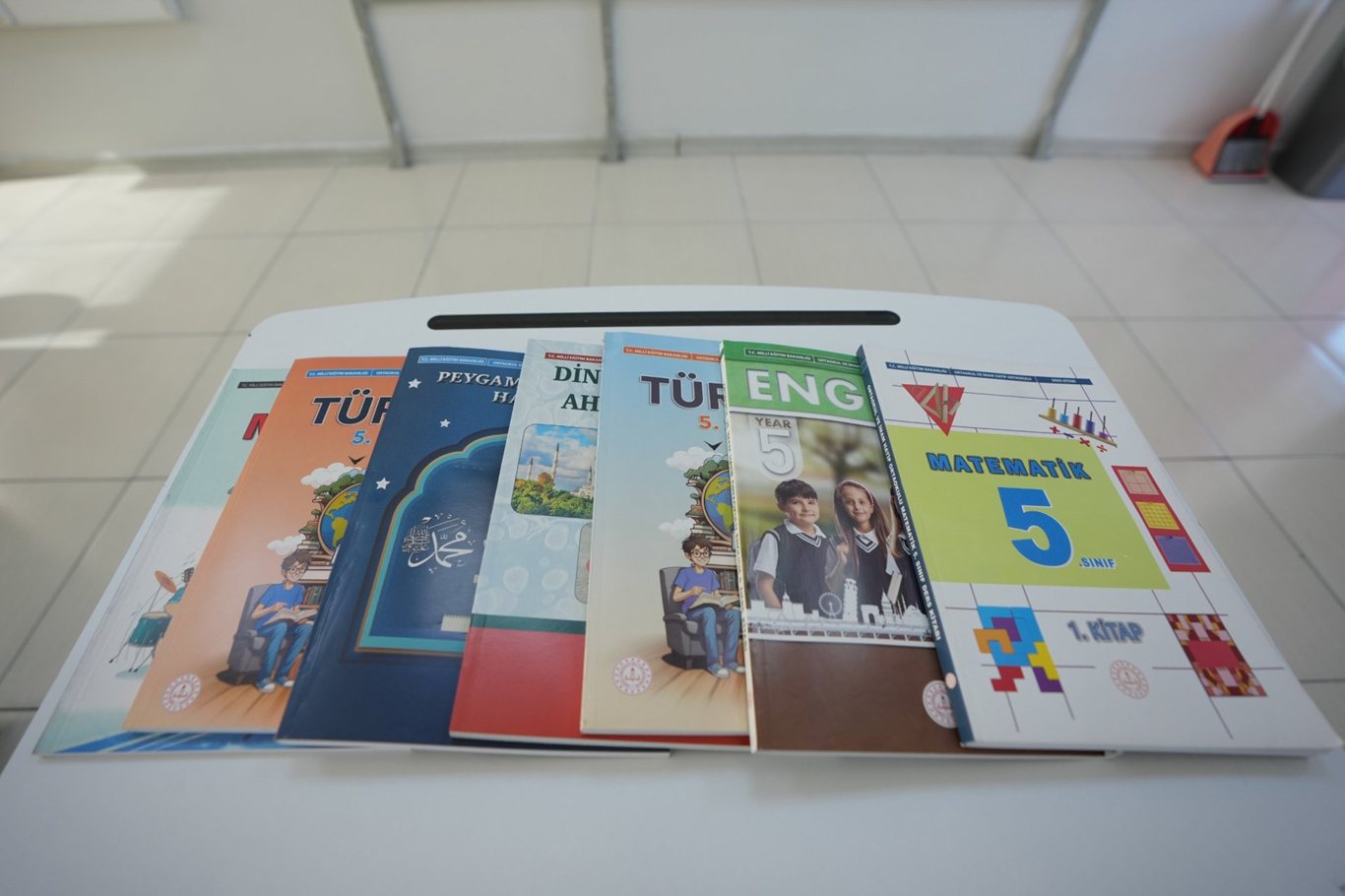 Ücretsiz ders kitapları, sıralardaki yerini almaya başladı