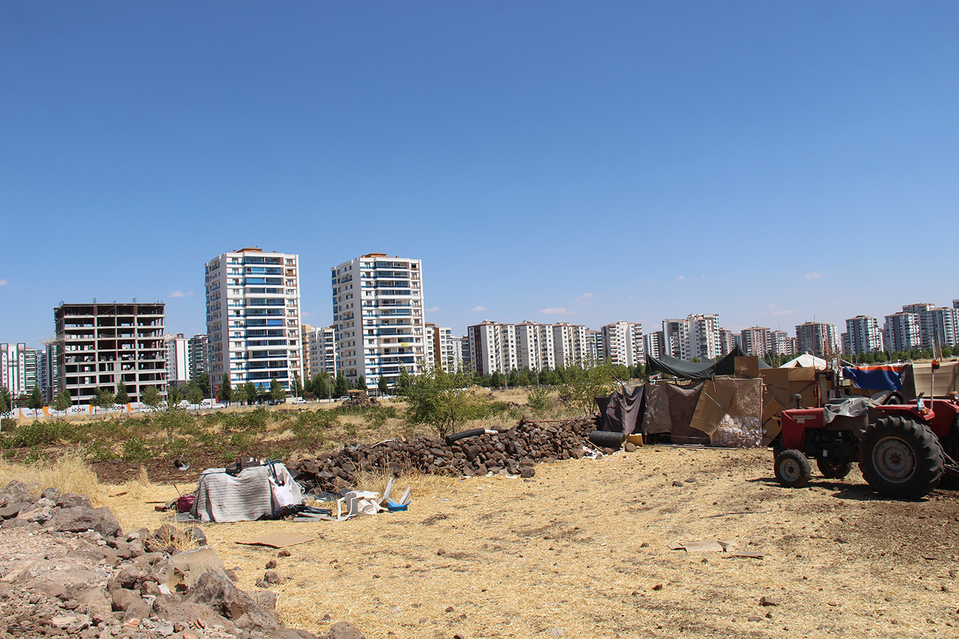 Diyarbakır'da 45 yıllık arazi mücadelesi: Emeğimiz yok sayılarak ihaleye çıkarıldı