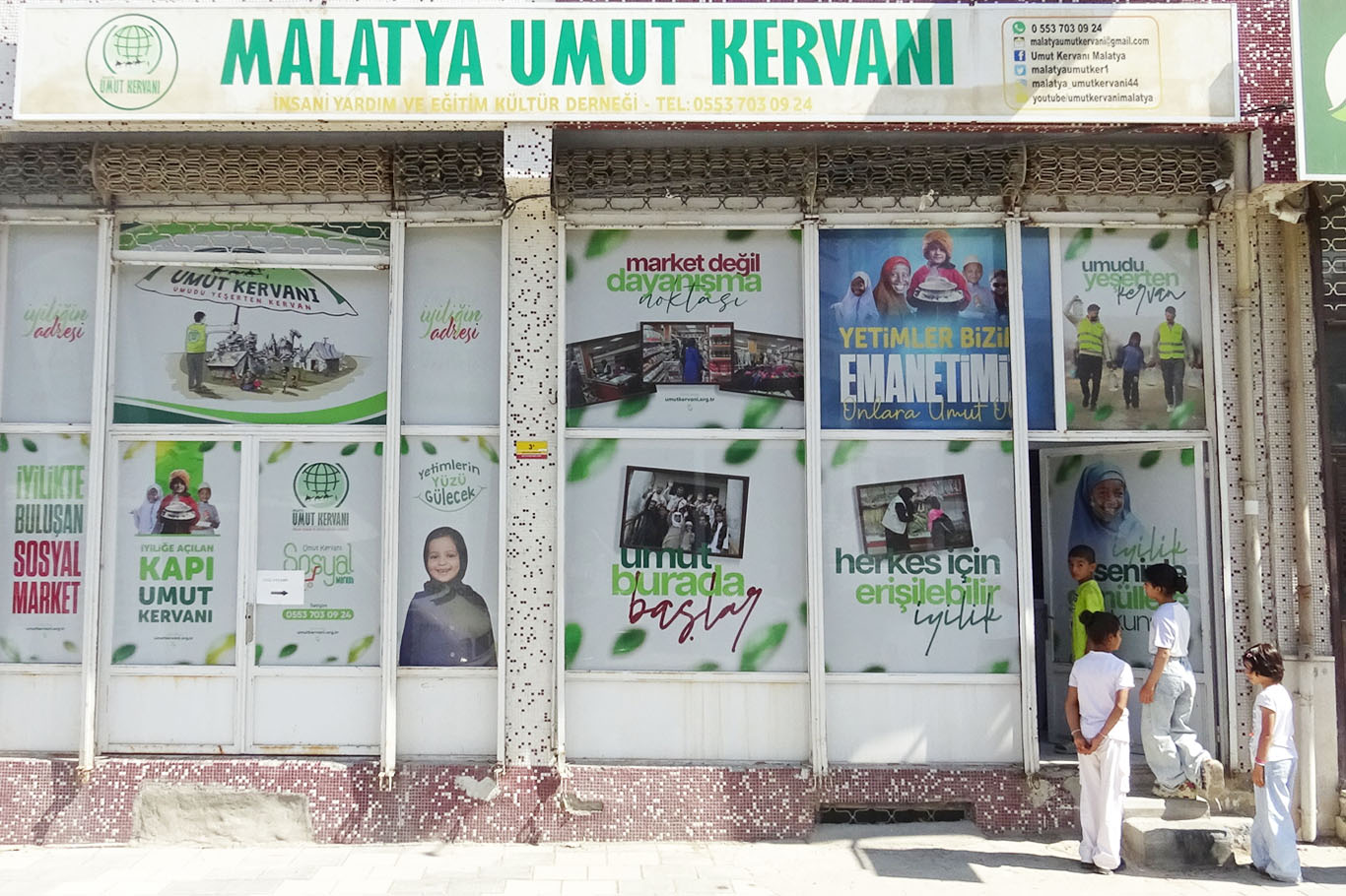 Karwana Hêvîyê li Meletîyê ji xwendekaran re alîkarîya kirtasîyeyê belav kir