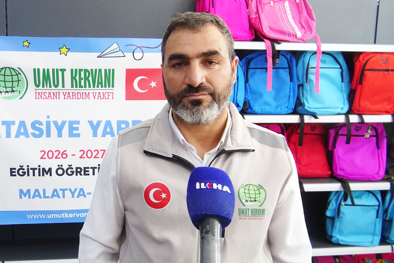 Karwana Hêvîyê li Meletîyê ji xwendekaran re alîkarîya kirtasîyeyê belav kir