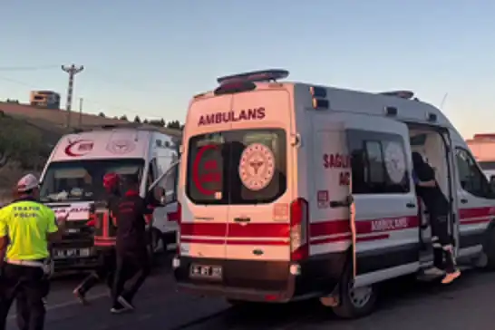 Malatya'da otomobil ile minibüs çarpıştı: 3 yaralı