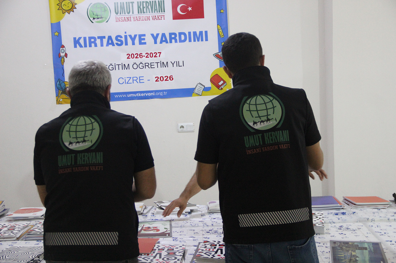 Cizre Umut Kervanı Derneğinden ihtiyaç sahibi öğrencilere kırtasiye yardımı