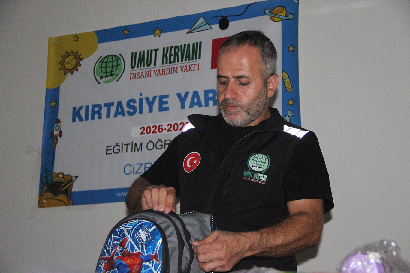 Cizre Umut Kervanı Derneğinden ihtiyaç sahibi öğrencilere kırtasiye yardımı