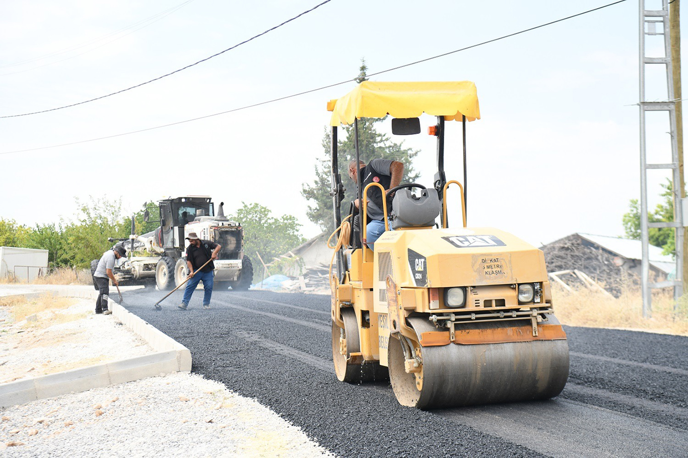 Malatya'da yol açma ve sıcak asfalt çalışmaları devam ediyor