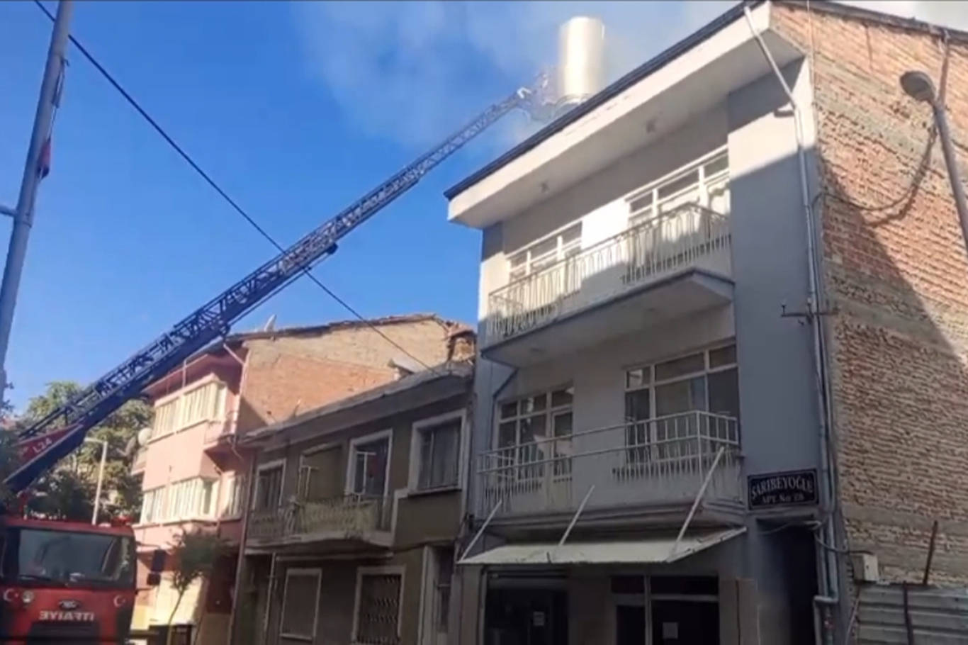 Malatya'da 2 katlı binanın çatısında yangın