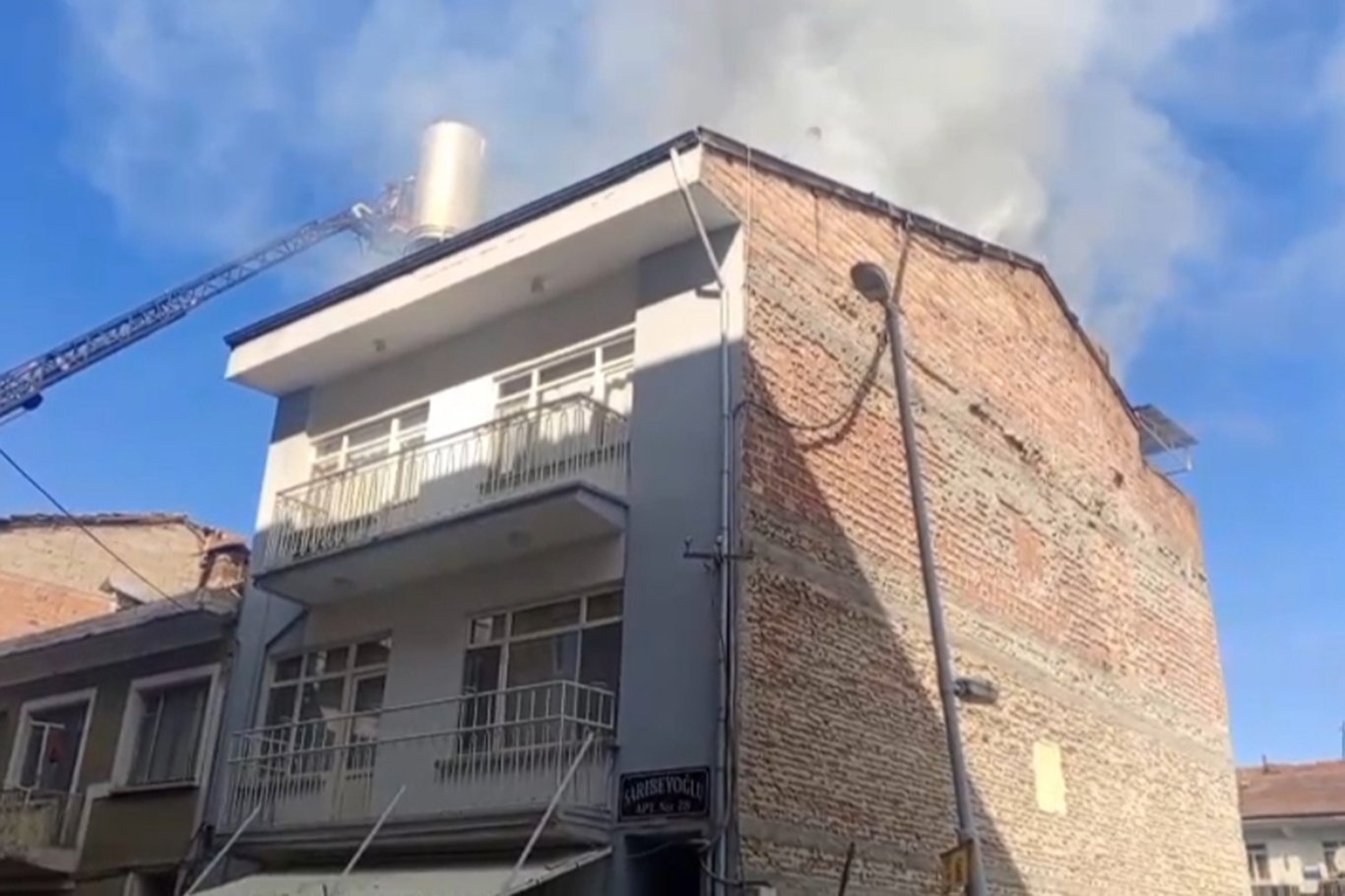 Malatya'da 2 katlı binanın çatısında yangın