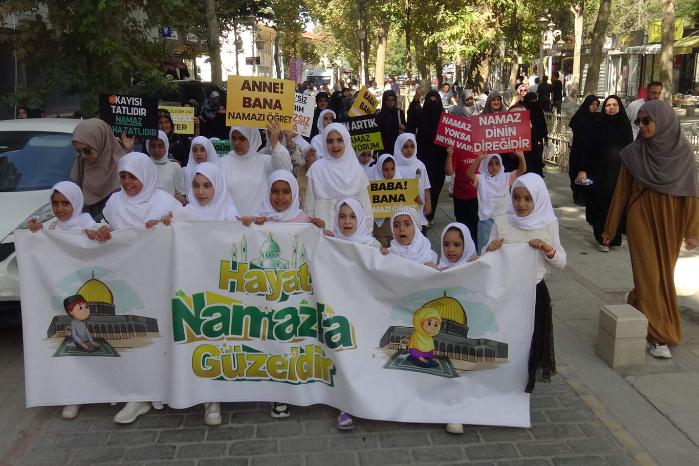 Malatya'da çocuklar "Hayat Namazla Güzeldir" etkinliğinde buluştu