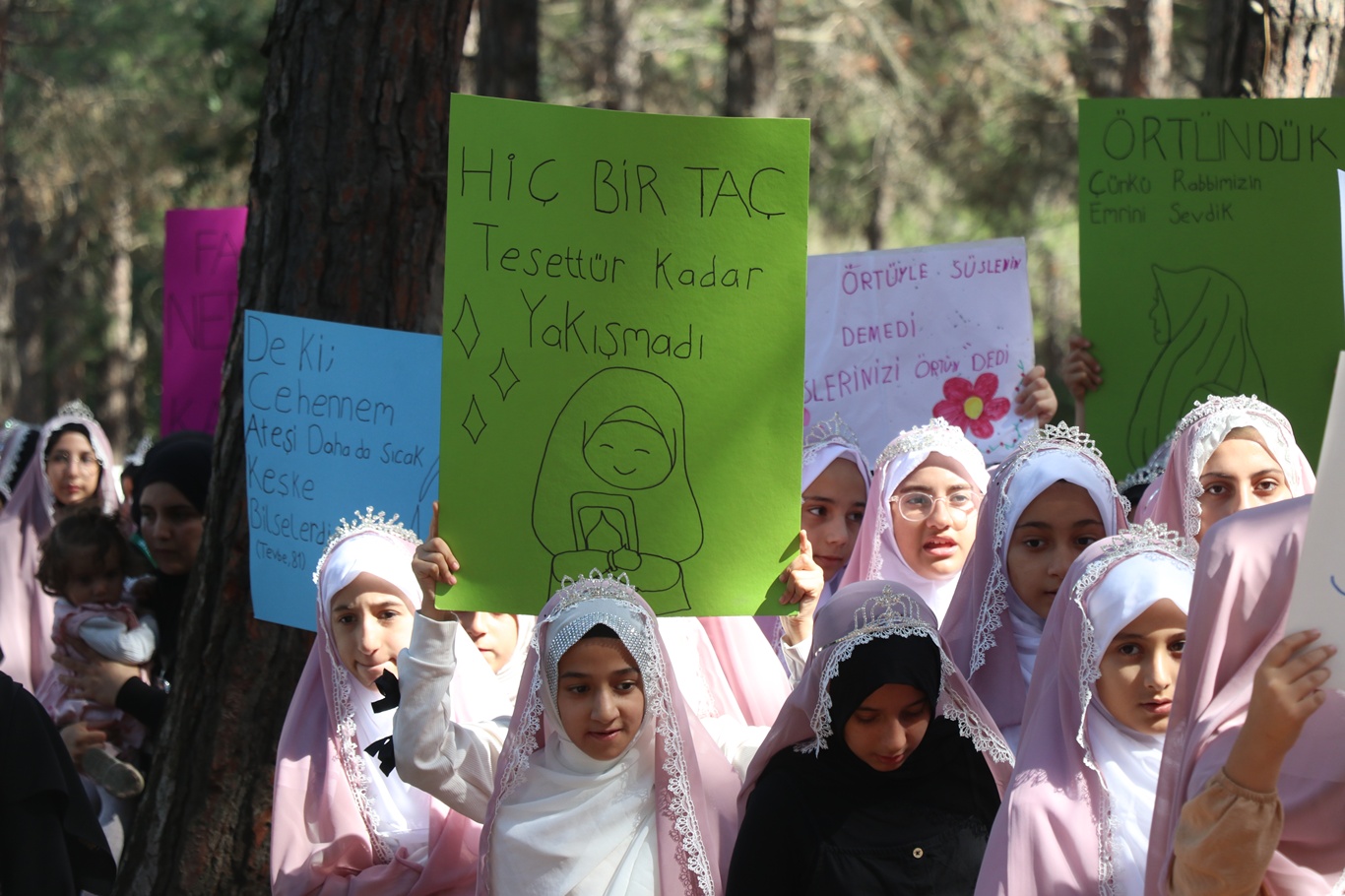 İstanbul'da "Niyet Ettim Örtünmeye, Emrin Başım Üstüne" programı gerçekleştirildi