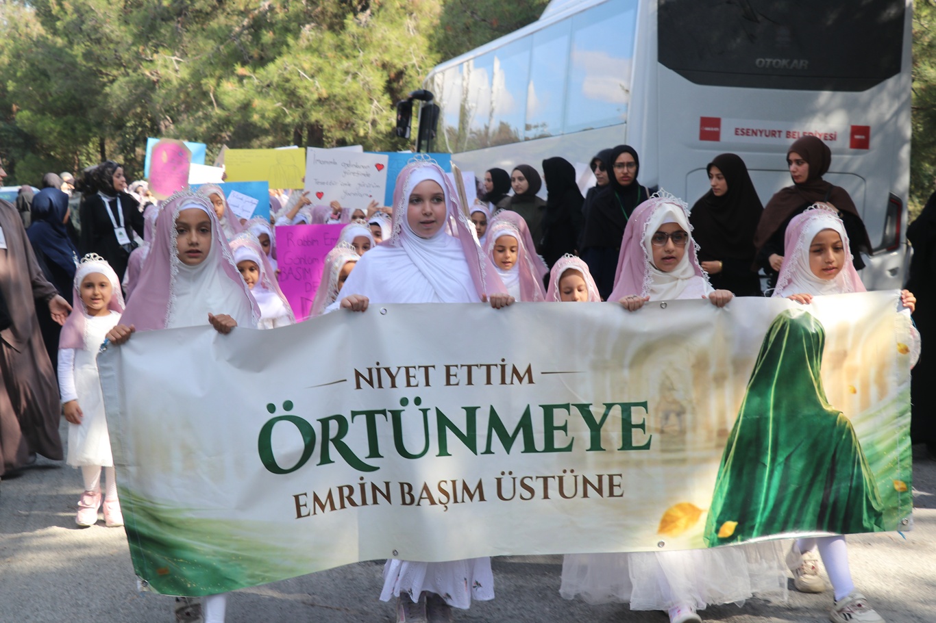 İstanbul'da "Niyet Ettim Örtünmeye, Emrin Başım Üstüne" programı gerçekleştirildi