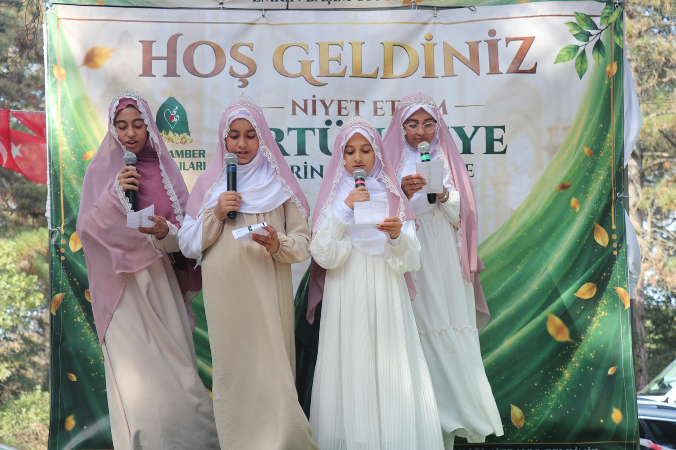 İstanbul'da "Niyet Ettim Örtünmeye, Emrin Başım Üstüne" programı gerçekleştirildi