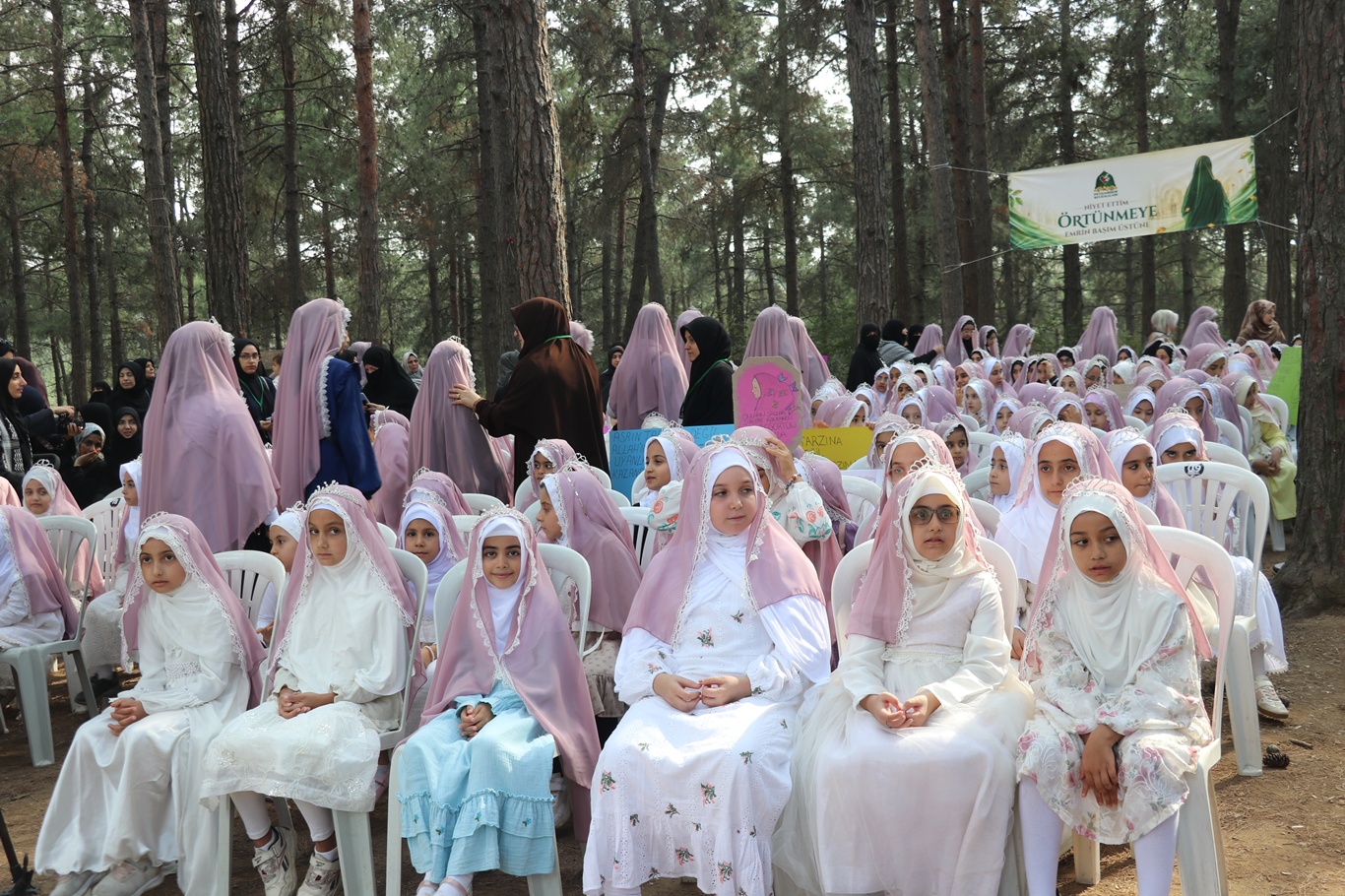 İstanbul'da "Niyet Ettim Örtünmeye, Emrin Başım Üstüne" programı gerçekleştirildi