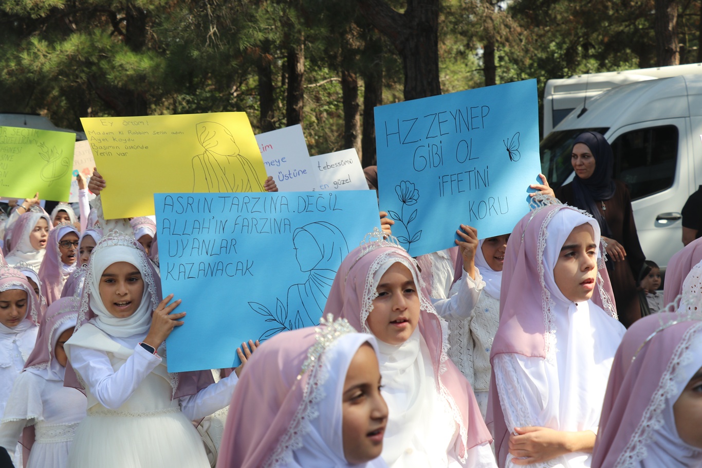 İstanbul'da "Niyet Ettim Örtünmeye, Emrin Başım Üstüne" programı gerçekleştirildi