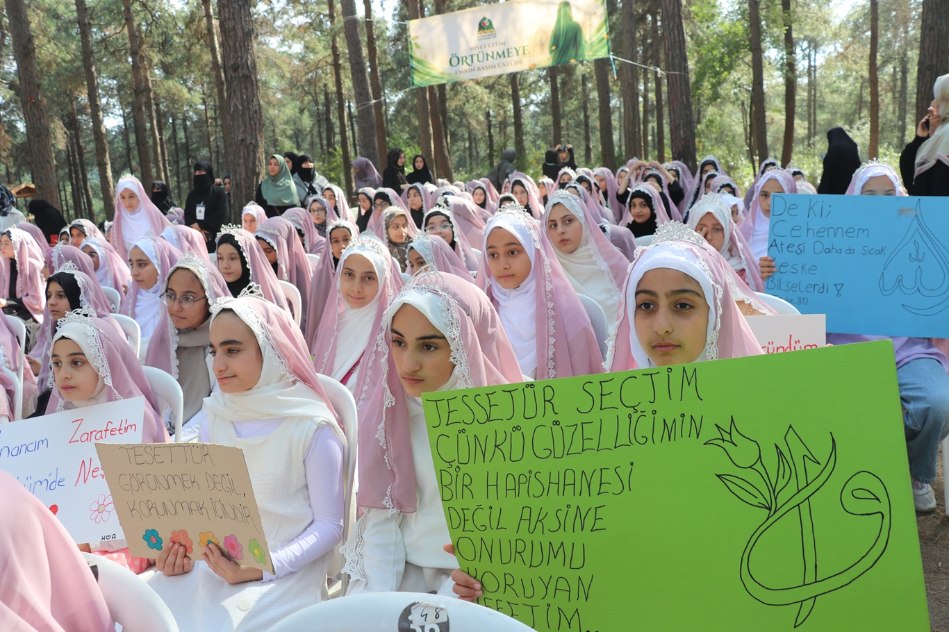İstanbul'da "Niyet Ettim Örtünmeye, Emrin Başım Üstüne" programı gerçekleştirildi