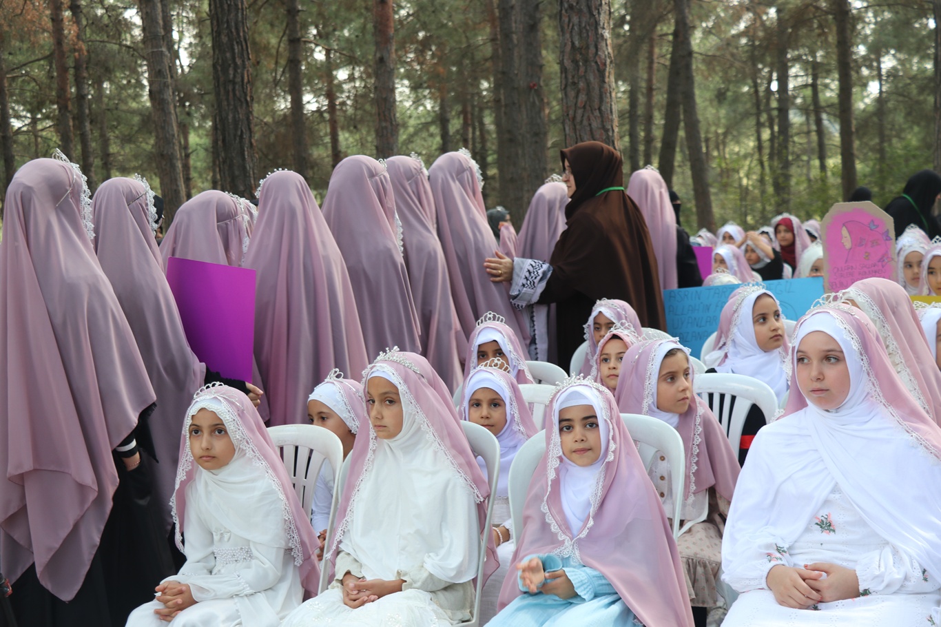 İstanbul'da "Niyet Ettim Örtünmeye, Emrin Başım Üstüne" programı gerçekleştirildi
