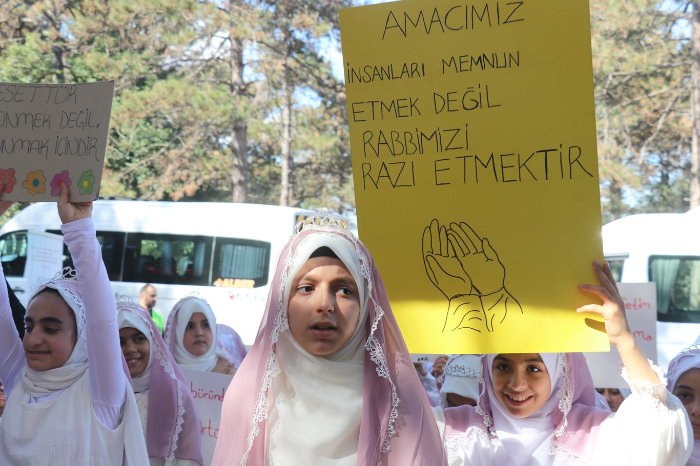 İstanbul'da "Niyet Ettim Örtünmeye, Emrin Başım Üstüne" programı gerçekleştirildi