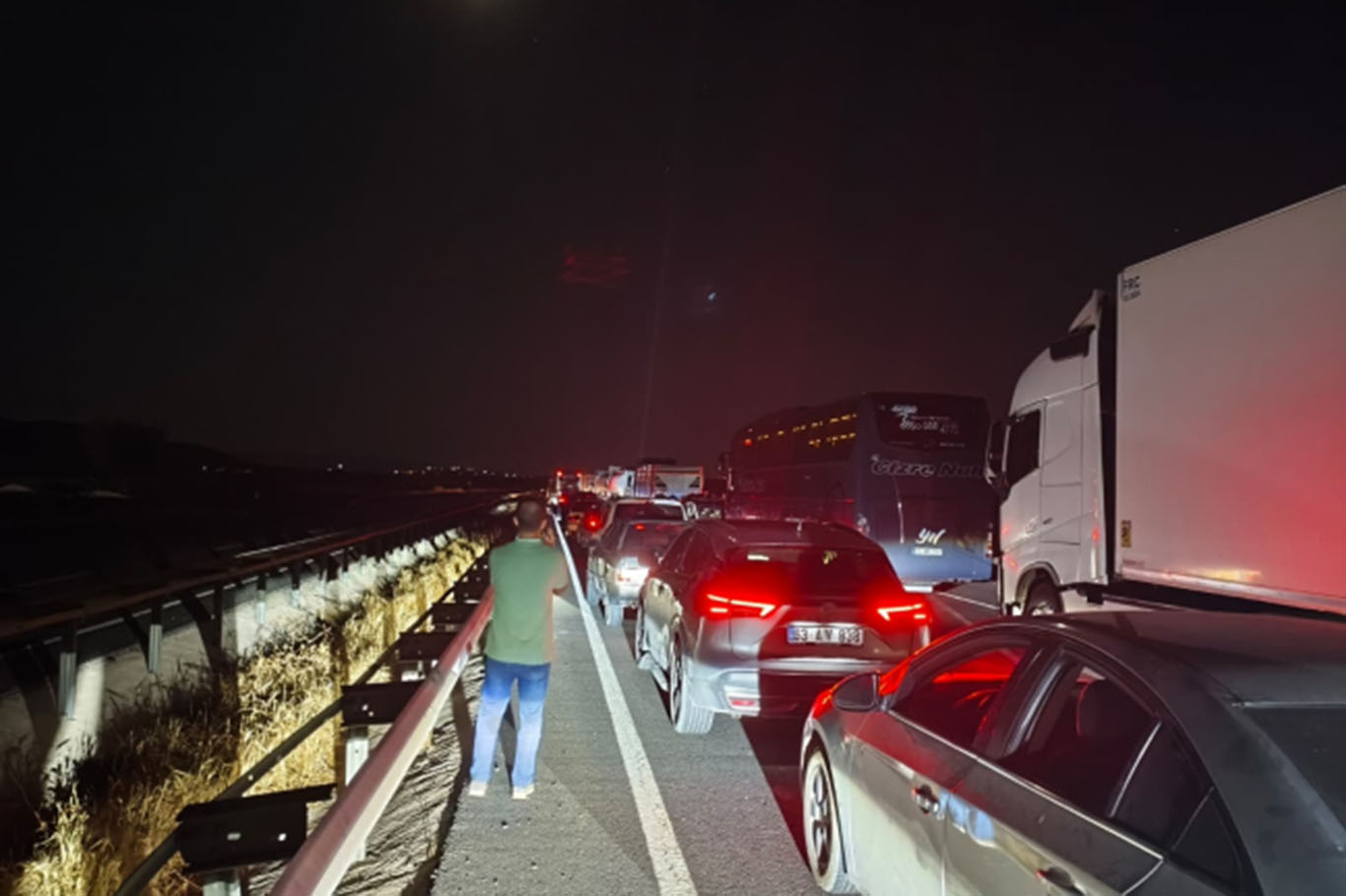 Şanlıurfa'da devrilen tır 20 kilometrelik araç kuyruğuna neden oldu