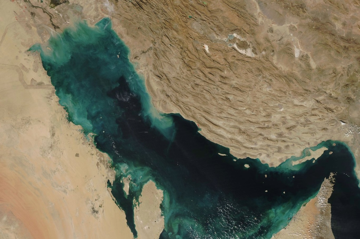 البحرية البريطانية: إصابة اثنين إثر استهداف ناقلة في مضيق هرمز بجسم مجهول