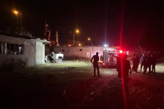 Ağrı'da bir sürücü bisikletliye çarpmamak direksiyonu kırınca kaza yaptı