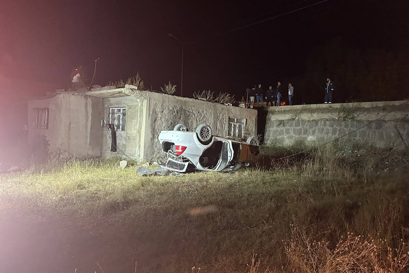 Ağrı'da bir sürücü bisikletliye çarpmamak direksiyonu kırınca kaza yaptı