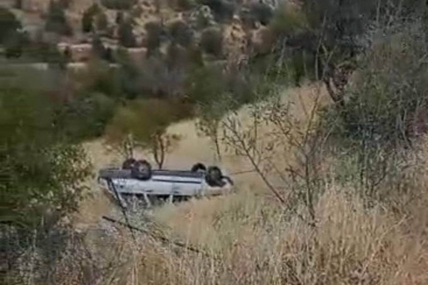  Batman'da sürücünün direksiyon hakimiyetini kaybettiği otomobil uçuruma yuvarlandı