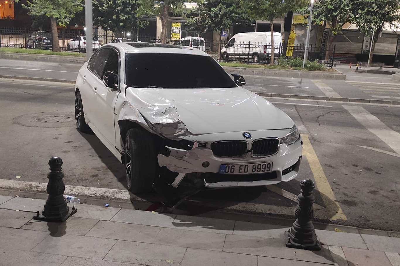 Batman'da otomobil park halindeki 3 araca çarptı