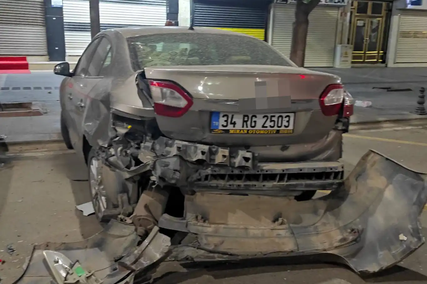 Batman'da otomobil park halindeki 3 araca çarptı