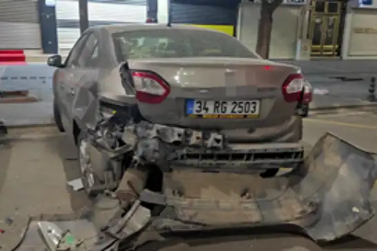 Batman'da otomobil park halindeki 3 araca çarptı